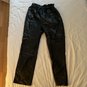 Skinnbyxor - Puffiga skinnbyxor i nyskick, ser faktiskt lite ut som en sopsäck ska inte ljuga- är ni trots det intresserade möts jag gärna upp för köp i Stockholm annars står köparen för frakten👍😃