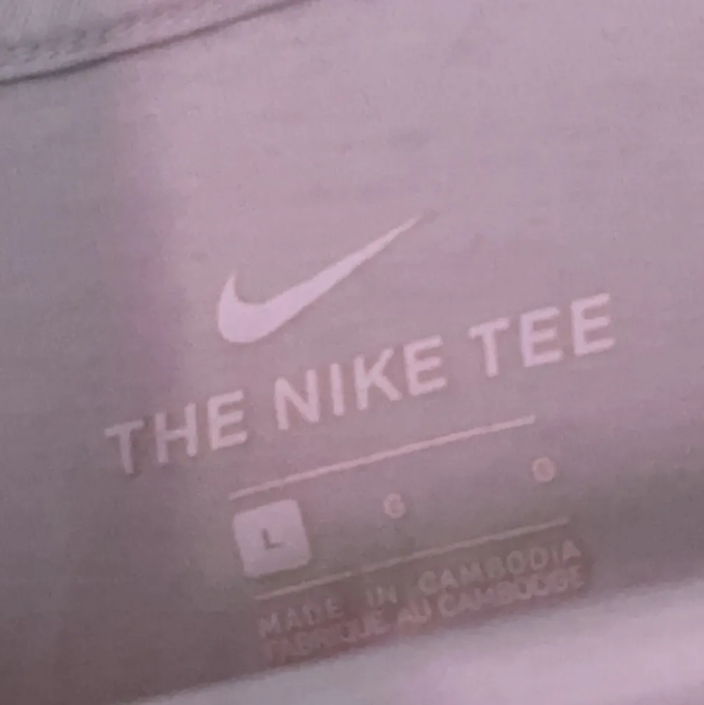 Nike t-shirt i mycket bra skick och använd ett fåtal gånger och inga synliga fel. Storlek L. Färg: Beige. Om du undrar mått eller fler bilder är det bara att slänga iväg ett DM. . T-shirts.