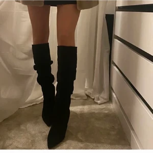 Stövlar  - Säljer dessa super snygga mockastövlar. Passar till allt och har en 7cm klack! 