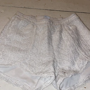 Lind3x  - Ett par jätte fina och sjöna shorts från Lindex som fortfarande passar mig men de är väldigt korta på mig som är 12 men de är sjöna att slappa i men de är för 7-8 åringar men jag skulle säja att de passar alla hahah💗
