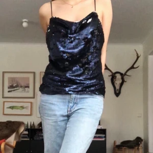 Paljett fest topp - Skit ball paljett topp från mango👯‍♀️ den är mörk lila men om man drar neråt blir paljetterna silvriga vilket ger en väldigt glimmande effekt✨