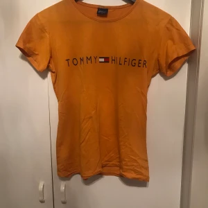 Gul t shirt -  Skriv privat till mig ifall du vill ha fler bilder eller se plagget på. Kunden står för frakten. 