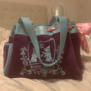 2000s juicy väska  - juicy couture väska från 2000-talet. väskan är i ganska bra skick förutom en fläck på botten (se bild 3). den är väldigt rymlig, skriv vid frågor eller fler bilder. mötes upp i Stockholm eller postar, frakten är gratis