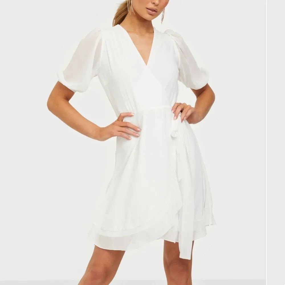Vit klänning, perfekt studentklänning i storlek S köpt från Nelly. Den heter ”Mica-W Dress” från Sisters Point. Köpt för 699kr! Spårbar frakt på 66kr tillkommer🥰. Klänningar.