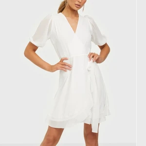 Studentklänning från Nelly  - Vit klänning, perfekt studentklänning i storlek S köpt från Nelly. Den heter ”Mica-W Dress” från Sisters Point. Köpt för 699kr! Spårbar frakt på 66kr tillkommer🥰