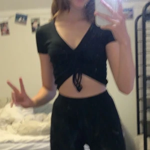 topp - Säljer denna fina topp från Zara som har prislappen kvar. finns inte att köpa på hemsidan längre.