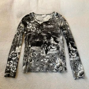 Mönstrad topp - Så cool svart graphic topp i mjukt strechigt material! Är i stl S och passar mig som brukar ha XS/S 🖤