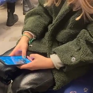 Teddy jacka zara  - Grön Teddy jacka ifrån Zara. Hittade tyvär ingen bild från hemsidan💘💘