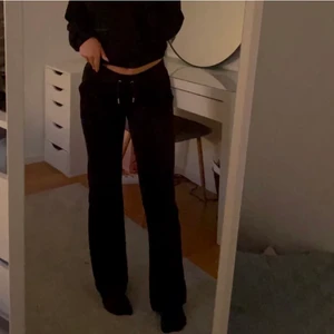 Juicy couture byxor - ⭐️INTRESSEKOLL⭐️ på mina nya juicy coutore i svart, fick dom i julas och använda fåtal gånger!! Slut såld överallt och säljer bara vid lämpligt pris⭐️ original pris är 1000kr , buda så ser vi om jag säljer 💕💕  kom privat om ni vill köpa den direkt💕
