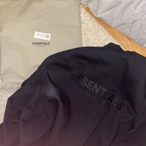 Fear of god Essentials svart hoodie  - Super skön och mjuk äkta Essentials hoodie som är väldigt oversized. UNISEX aldrig använd. Köpt för 4000kr