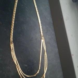 Jätte snygga guldfärgad halsband  - Jätte fint halsband,  guldplätrtad 50cm.  Fint skick. 150kr ink frakt. 