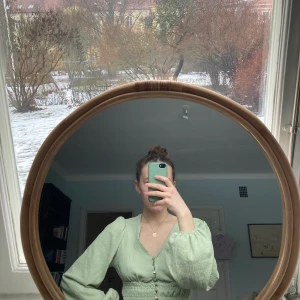 Grön blus - Grön blus med knappar. V ringad. Puffiga ärmar. 