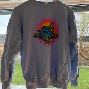 sweatshirt  - Super cool sweatshirt köpt secondhand i storlek S men jag skulle säga att den passar även M. Den har en liten fläck nere vid kanten av tröjan men de syns inte om man inte kollar riktigt nära därav priset. köpare står för frakt💞
