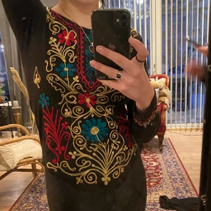 Broderat tryck - En nyinköpt tröja ifrån myrorna som ej har kommit till användning. Skriv till mig om det är något du undrar! Köpt för 99kr, prislappen är på.