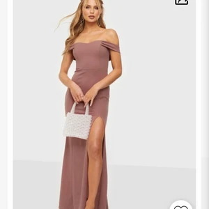 NLY EVE - My dearest off shoulder gown  - Säljer min fina balklänning från Nelly då den inte kommer till användning. Använd endast 1 gång så i nyskick. Strl 36, nypris 700, mitt pris 400. Egna bilder fås vid intresse!