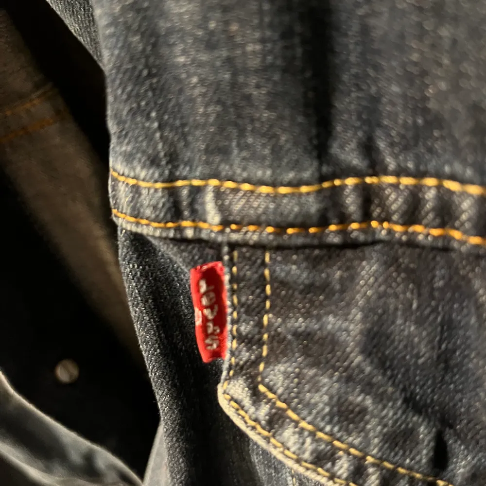 Säljer denna jeansjacka från Levi’s. Strl xl                              Skick: använd men i toppskick. Kan skickas mot betalning eller mötas upp i centrala Sthlm . Jackor.