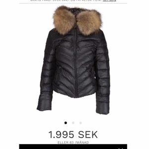 Jacka med äkta päls - Jätte fin vinter jacka från Chelsea köpt för 1995kr sparsamt använd. Älskar denna jackan men den har tyvärr blivit för liten☹️