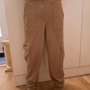 Byxor - Ett par jätte fina byxor. Använt 1-2 gånger. Som nya. Jätte fina och sitter inte så tajt och luftiga, sköna.  Priset kan diskuteras (frakt står du för)