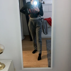 Kostym liknade mjukisbyxor - Kostym liknade mjukisbyxor, med resår baktill. Knappt använda. Storlek xs/s