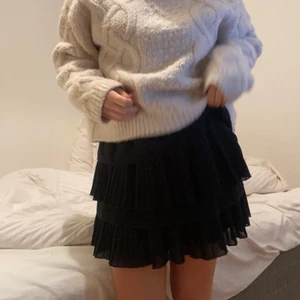 Söt Volangkjol  - Så fin och passar till det mesta! Från neo noir 