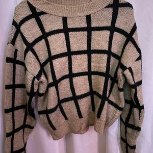 na-kd Stickad tröja - En rutig stickad tröja från na-kd i strl s. Köptes för 349:- Använd ett fåtal gånger och är i nyskick förutom att ”ullen” har gått upp lite i botten av ärmarna, som man kan se i bild tre, men det är inget som jag har stört mig på eller något som syns särskilt tydligt. 