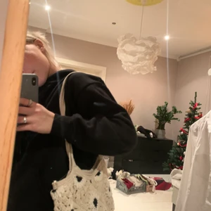 Stickad väska  - En jätte jätte gullig och somrig stickad tote bag/väska från stradivarius. Skriv till mig om ni är intresserade. 