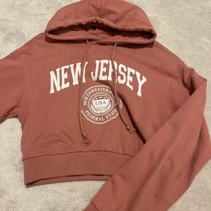 Rosa hoodie med coolt tryck - Rosa hoodie med vitt tryck🌟 den är från pull and bear. Köparen står för frakt 