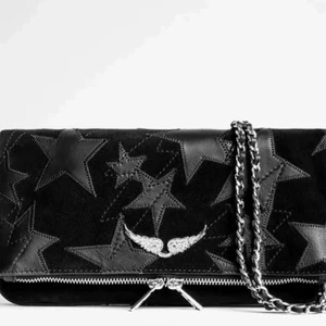 Zadig väska  - Säljer nu min trendiga zadig väska i modellen zadig et Votaire rock suede star clutch, i ett väldigt bra med endast några tecken på användning. Köpt på NK för 4000 från början och säljer nu pågrund av brist av användning. Priset kan självklart diskuteras🌸