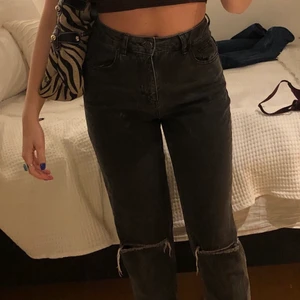 Mörkgråa jeans - Mörkgråa högmidjade jeans, skicka pm för fler bilder 🥰