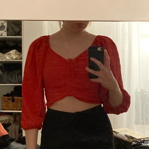 Röd topp med knyte - Röd topp med knyte köpt från Lindex i strl M.  Vid frågor är det bara att skriva!🥰  Nytvättad! 