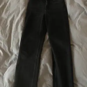 Såå snygga jeans från Weekday i modellen Rowe. Storlek 25/32 men avklippta någon centimeter i benen så de är lite kortare. Inte använda mycket 