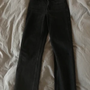 Rowe jeans från Weekday storlek 25/32 - Såå snygga jeans från Weekday i modellen Rowe. Storlek 25/32 men avklippta någon centimeter i benen så de är lite kortare. Inte använda mycket 