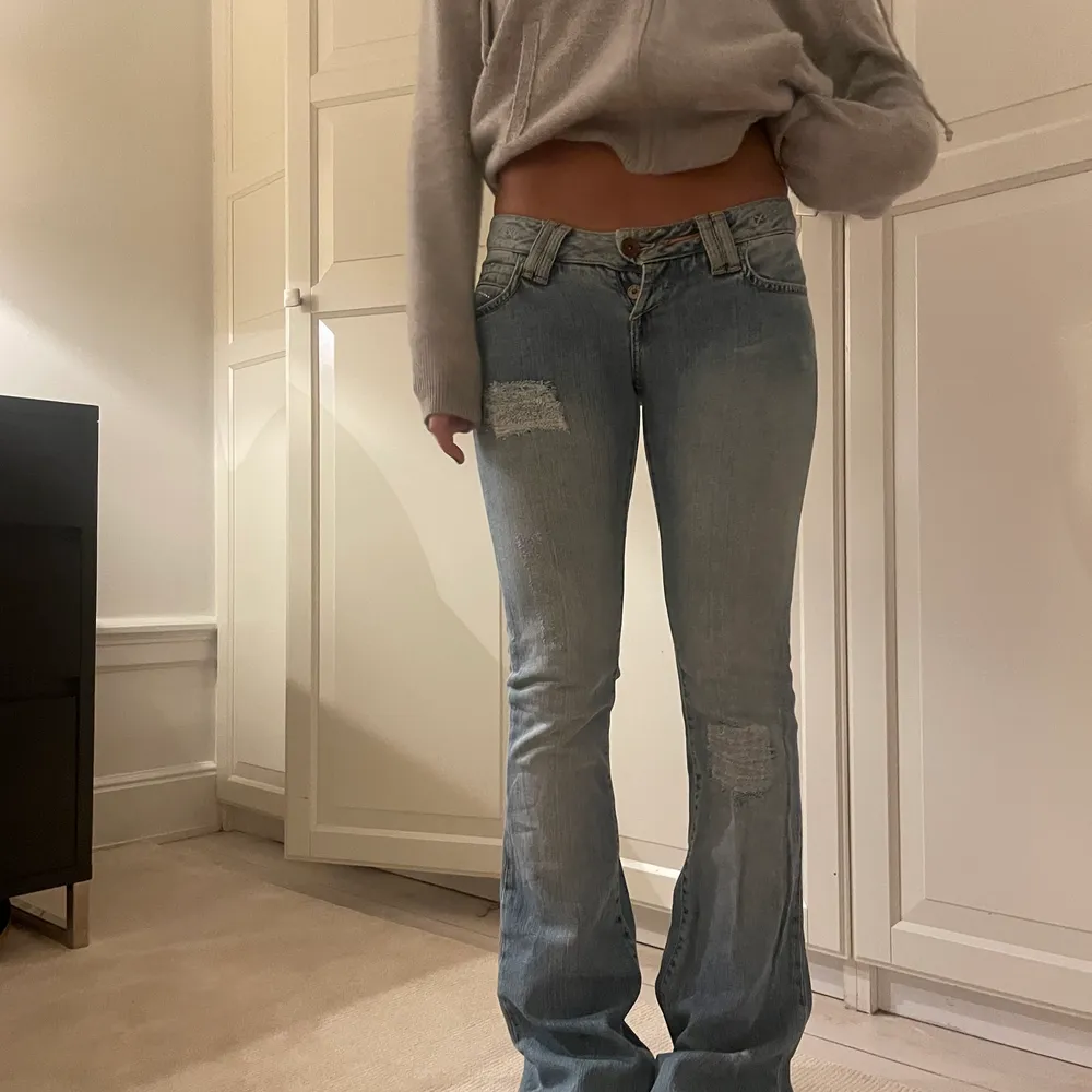 Low rise jeans, bootcut. Superfina men kan tyvär inte ha de längre då jag blivit för stor. Midjemått 34.5cm. Innerbenslängd 82cm. Köp direkt för 550kr. Jeans & Byxor.