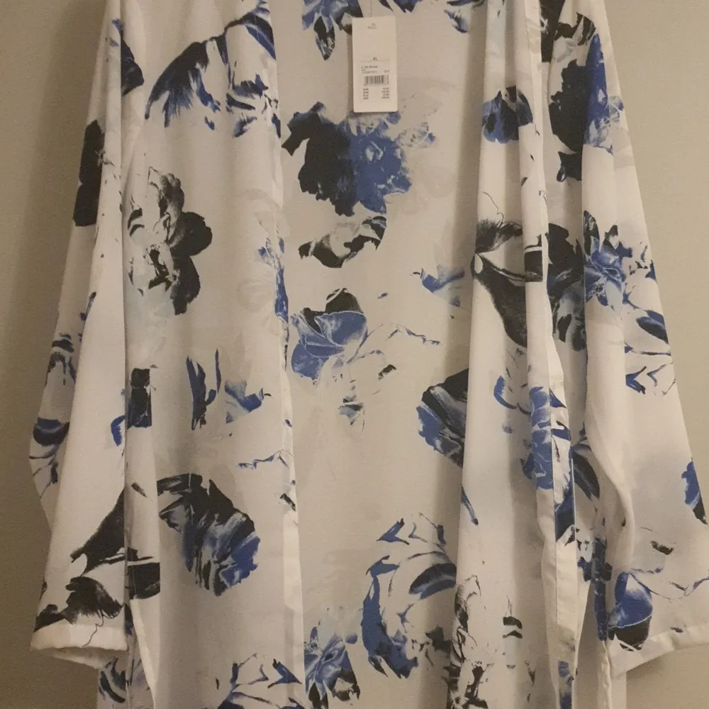 Oanvänd kimono, prislapp kvar. Nypris 199kr. Blusar.