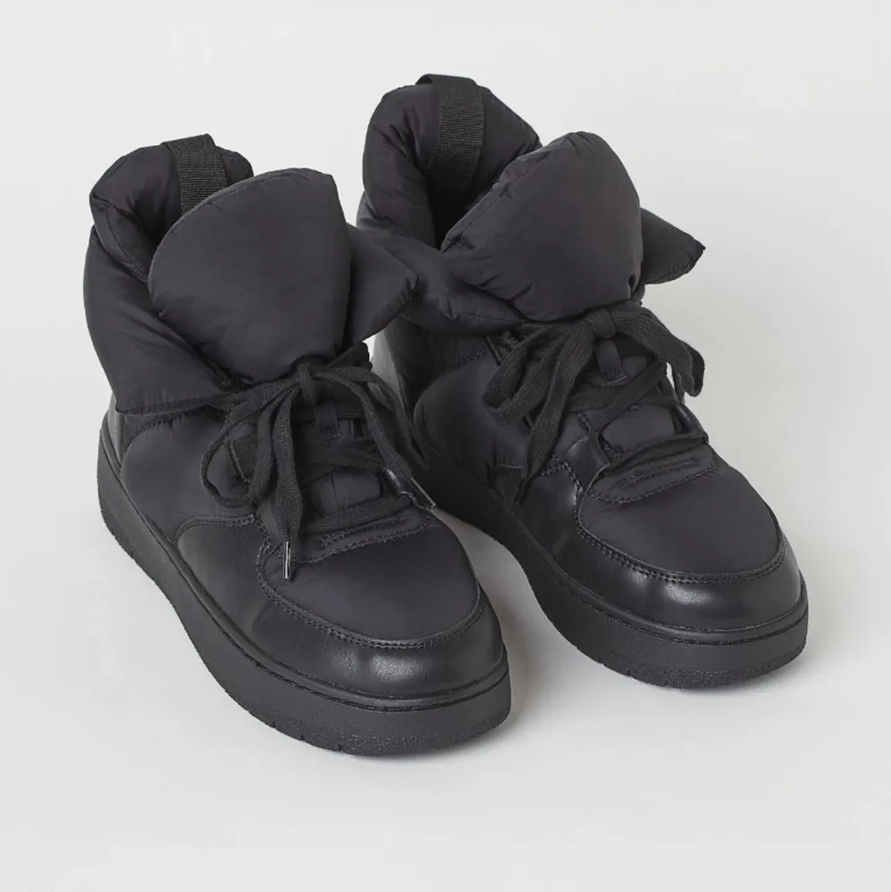 Svarta skor från h&m i storlek 37, testa men aldrig använda!!🥰. Skor.