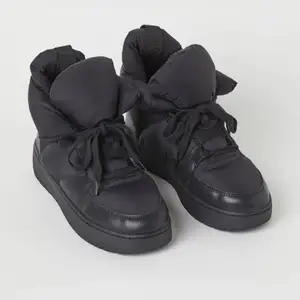Svarta skor från h&m i storlek 37, testa men aldrig använda!!🥰