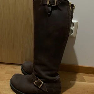 Johnny bulls bruna - Bruna Jonny bulls med guld dragkedja på baksidan. Bra skick. 