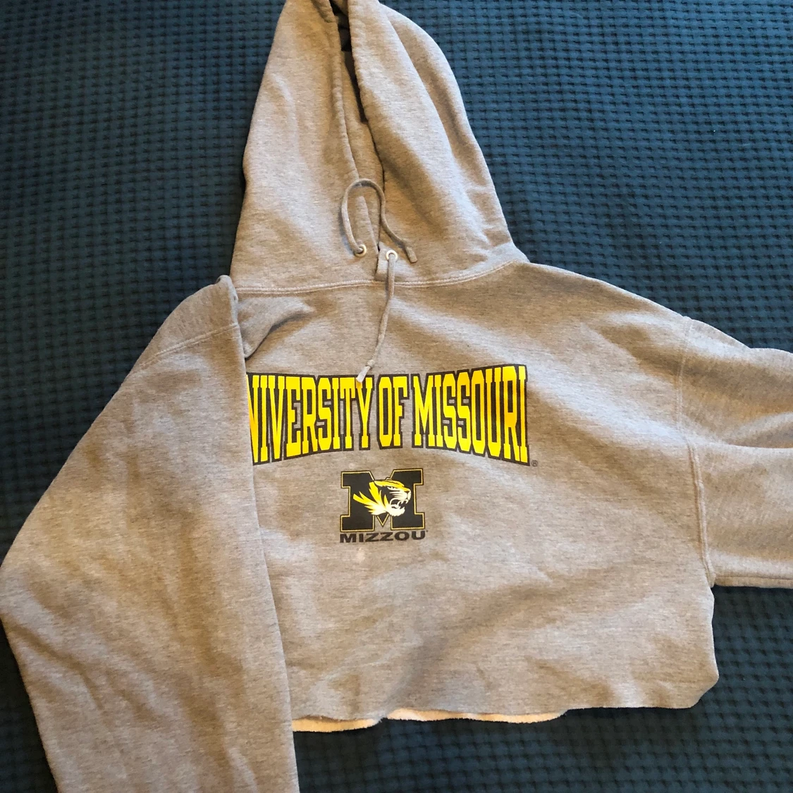 Grå hoodie