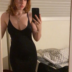 Klänning - En klänning som blivit för tajt. Hyffsat nyskick. Osäker om märket då jag köpt den på secondhand