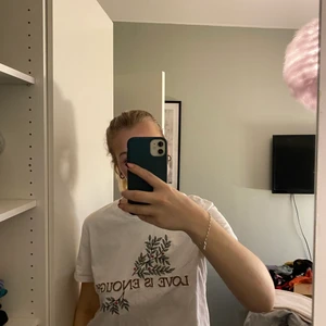 T-shirt - T-shirt med broderad text som de står ”love is enough”på💓söt!