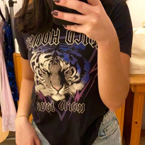 Cool T-shirt från Gina Tricot - Skit cool t-shirt med tryck som jag köpt för cirka 199kr på gina. Har bara använt den några få gånger och går att matcha på flera olika sätt☺️