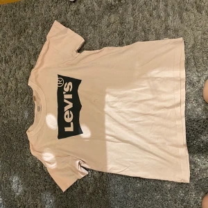 Levis tröja - En rosa Levis tröja i storlek xs. Kan diskutera priset