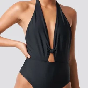 Baddräkt  - En baddräkt från NA-KD, endast använt ett fåtal gånger. 150 exkl frakt. En S men mer som en XS.