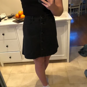 Svart jeanskjol - En svart jeanskjol. Märke: Noisy May.Säljer den pga att jag har växt ur den. Storlek M & är i fint skick!✨