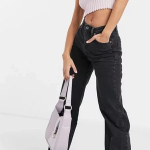 Svarta jeans från Asos  - Svarta jeans från asos. Skjukt snygg passform😍💗 dom är dock lite långa på mig som är 160 säljer pga det.💙