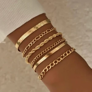 Armband - Säljer dessa guldiga armbanden från Shein som aldrig kommit till användning. (ALLA för 20kr tillsammans) Finns att hämta i Göteborg annars står köparen för frakt! 😊💕