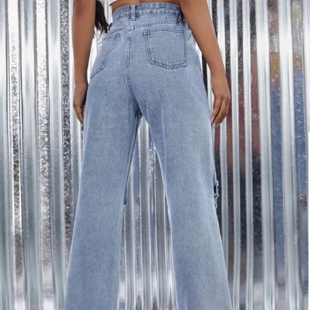 Väldigt trendiga och snygga ljusblå vida jeans, med slits vid knät, lite större på höger (som syns på bilden) köpta på shein, ser ut precis som på bilden. Säljer för att jag behöver pengarna😅. Jeans & Byxor.