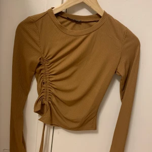 Topp  - Topp med fina detaljer, aldrig använd i storlek 36/S. Frakt 📦 45kr