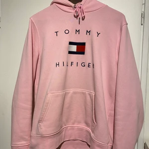 Tommy Hilfiger rosa hoodie - Tommy Hilfiger rosa hoodie i storlek L