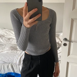 Långärmad tröja  - Säljer denna grå långärmad tröja från asos i storleken 34